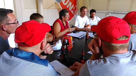 Les secrétaires syndicaux d&#039;Unia en discussion avec les grévistes.