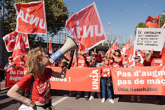 Les membres d'Unia Neuchâtel défilent lors d'une manifestation à Berne