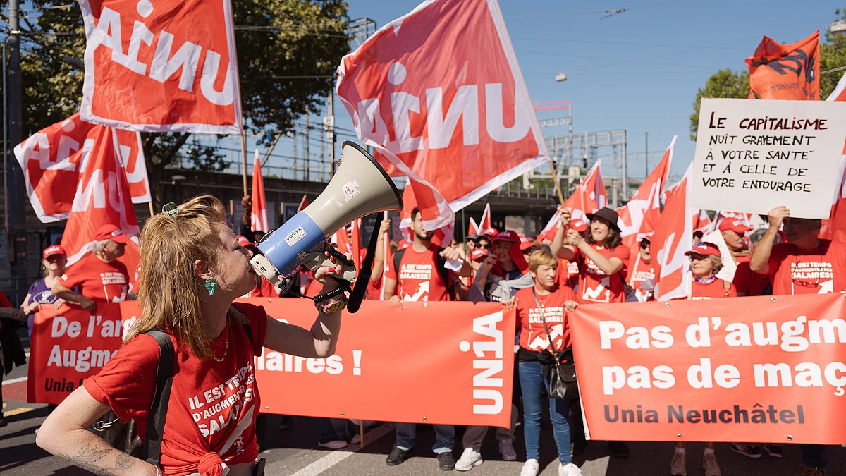 Les membres d'Unia Neuchâtel défilent lors d'une manifestation à Berne